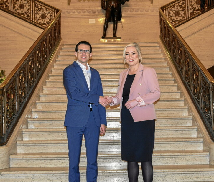 Pello Otxandiano y Michelle O´Neill se dan la mano.