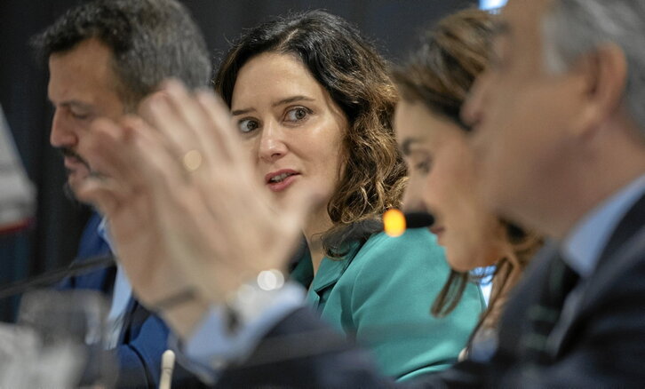 Isabel Díaz Ayuso sigue la intervención de Javier de Andrés.