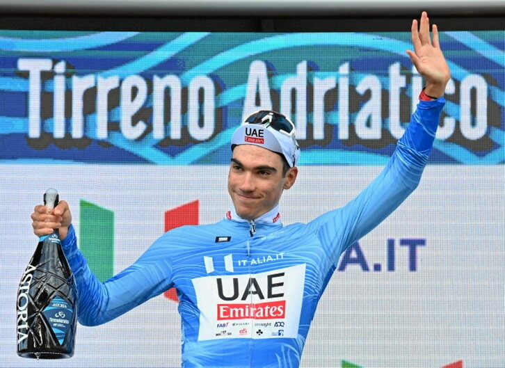 Ayuso vistiendo la maglia azzurra de líder.