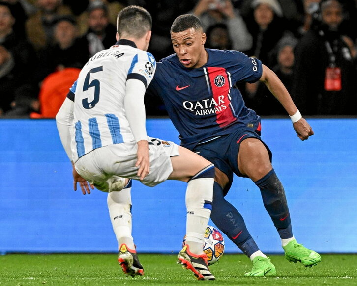 Zubeldia intenta defender a Mbappé en el partido de ida del Parque de los Príncipes.