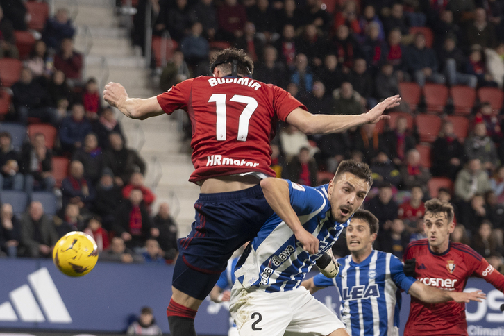 Budimir, que trata de llevarse un balón aéreo, ha anotado su decimocuarto gol liguero del curso.