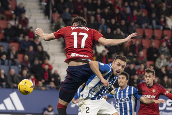 Budimir, que trata de llevarse un balón aéreo, ha anotado su decimocuarto gol liguero del curso.
