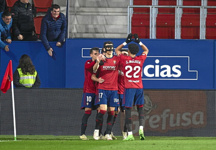 Budimir recibe las felicitaciones de sus compañeros tras anotar un gol decisivo.