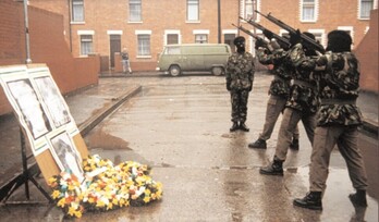 Voluntarios del IRA rinden homenaje en Belfast a los tres compañeros abatidos en Gibraltar.