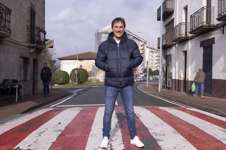 Imanol Arregi posa en su pueblo, Irurtzun, poco antes de dar a conocer su futuro profesional.