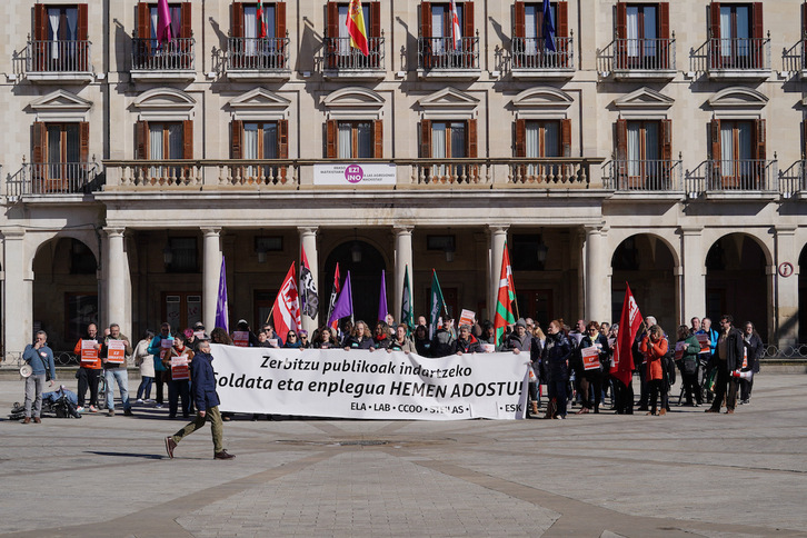 Sektore publikoko langileek astearte honetan Gasteizen egin duten elkarretaratzea.