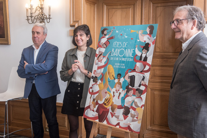  Sophie Courades posa sonriente, junto al cartel ganador, escoltada por representantes municipales.
