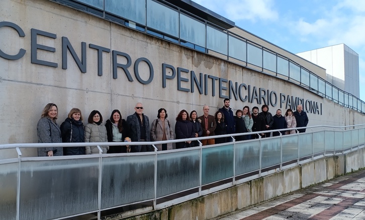 Los parlamentarios y miembros de asociaciones, en la entrada a la cárcel de Iruñea.