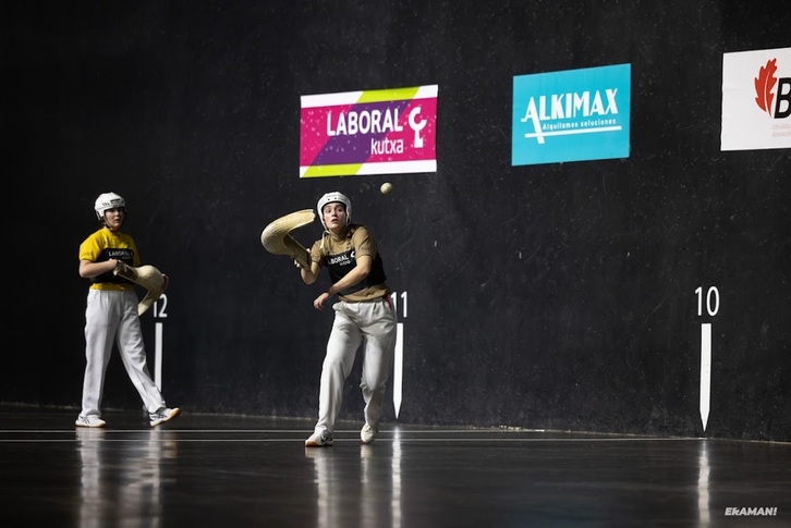 Maialen Aldazabal asteleheneko partidan pilota bat eramaten.