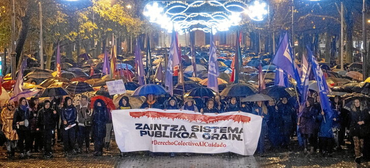 Azaroaren 30eko greba orokor feministaren ardatz nagusia zaintza sistema publikoaren aldarrikapena izan zen. Argazkian, Iruñean egindako elkarretaratzea.