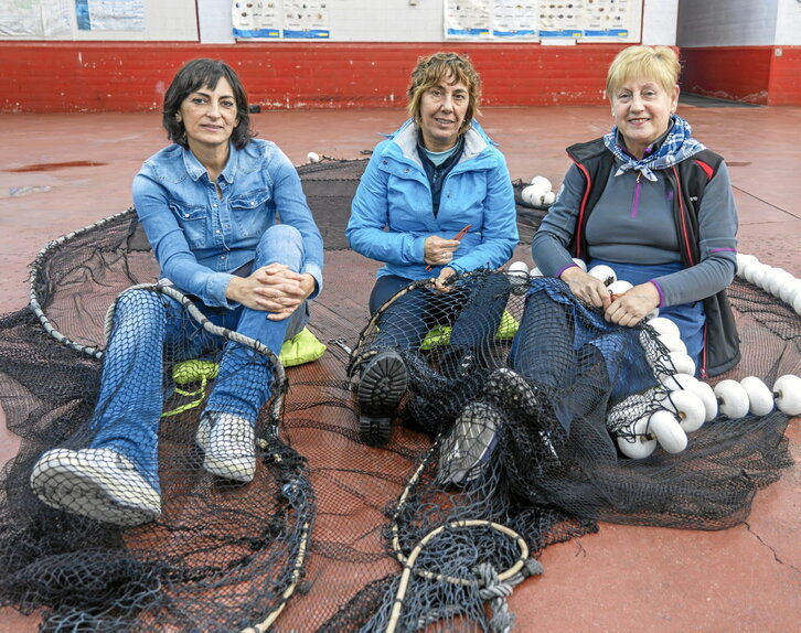 Ezkerretik eskuinera, Josefina Suarez, Juana Maceira eta Ana Rosa Ispizua, sareak konpontzen.