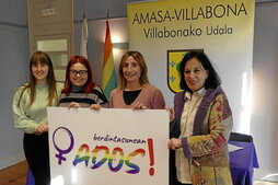 Mahai irekian udal ordezkariek eta esparruko zenbait eragilek parte hartuko dute. Irudian, Alazne Ayerbe teknikaria, Irune Alfonso zinegotzia, Beatriz Unzue alkatea eta Arantza Lopez zinegotzia.