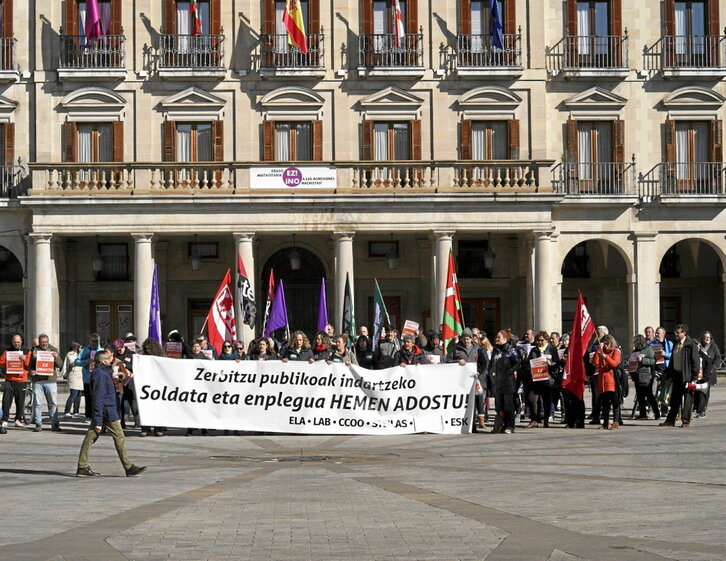 Sektore publikoko langileek atzo Gasteizen egin zuten elkarretaratzea.