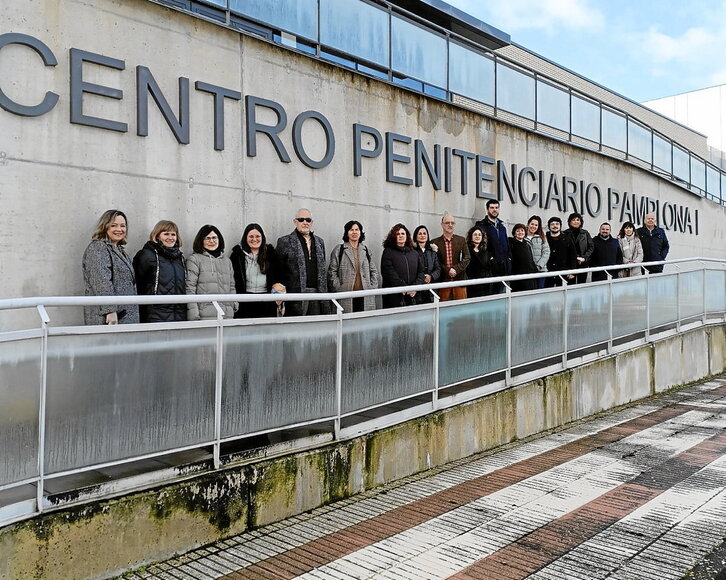 Los miembros de la Comisión de Derechos Sociales, durante su visita a la cárcel.