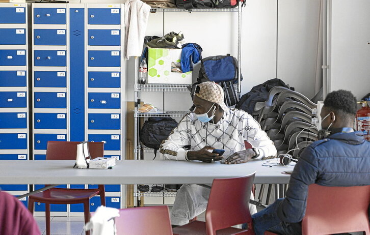 Gazte batzuk, Irungo harrera zentroan.