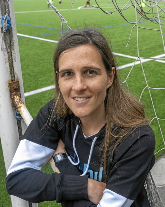 Bajo estas líneas Nekane Díez, que tras colgar las botas en junio trabaja en captación del Athletic. A la derecha, Sandra Ramajo, entrenadora del equipo cadete femenino de la Real.