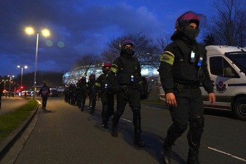 Una hilera de ertzainas junto a Anoeta. Esa zona de Amara ha quedado cerrada al tráfico.