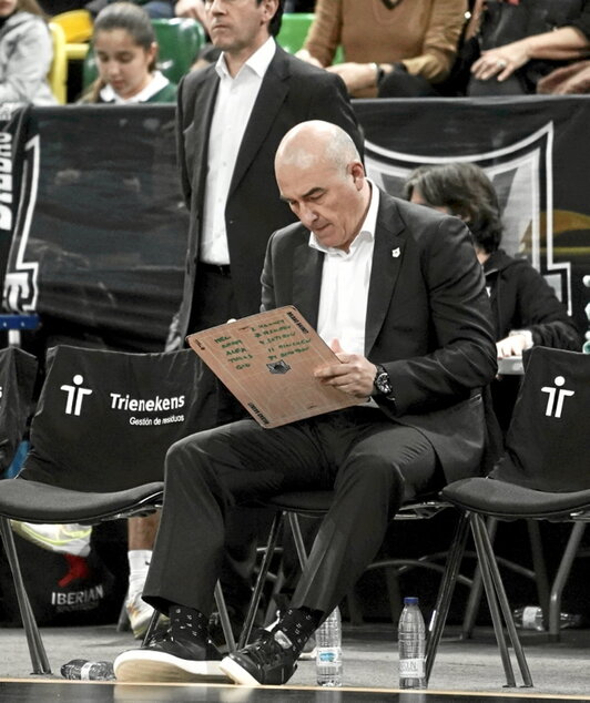 Ponsarnau toma notas en un duelo.