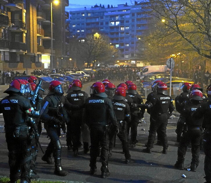 La Ertzaintza realizó una carga tras el recibimiento de los aficionados al equipo.