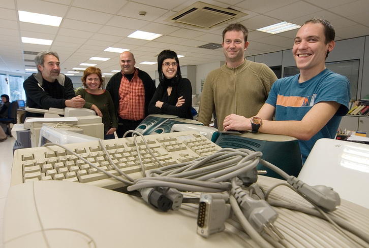 GAUR8ko lehen lantaldea, erredakzioan.