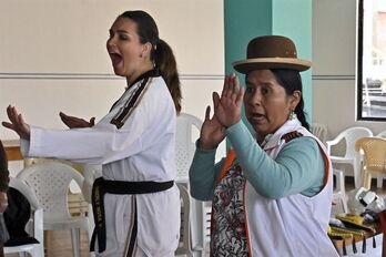 Las instructoras de taekwondo Kimberly Nosa y la indígena aymara Lidia Mayta imparten el taller de terapia y autodefensa personal denominado Warmi Power para prevenir la violencia machista en El Alto, Bolivia.