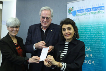 Miren Elgarresta, Miguel Ángel Gastelurrrutia y Nerea Melgosa sostienen un tickets de dispensación.