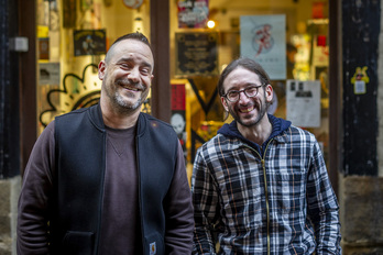 Nagel Nalda, giltzurrunaren hartzailea, eta ‘Txiki’ Nalda, emailea, Vinylora dendaren atarian.