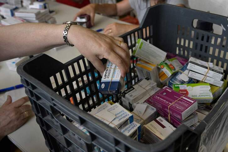 Una voluntaria clasifica los medicamentos que reparte gratis la Fundación Tzedaká.
