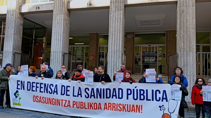 Concentración contra el cierra del PAC de Indautxu.