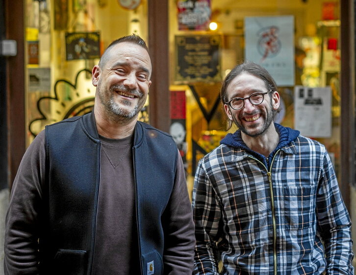 Nagel Nalda, giltzurrunaren hartzailea, eta «Txiki» Nalda, emailea, dendaren atarian.