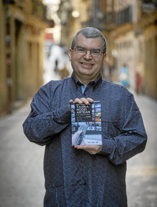Urtzi Urkizuk, atzo, ETBren inguruko liburua aurkeztu zuen Donostian.