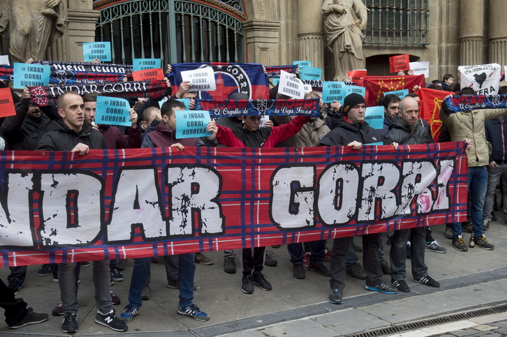 Miembros de Indar Gorri, en una comparecencia contra un ataque represivo anterior.