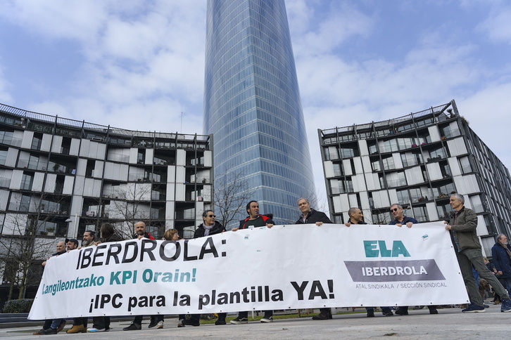 Movilización de ELA ante la torre de Iberdrola en Bilbo.