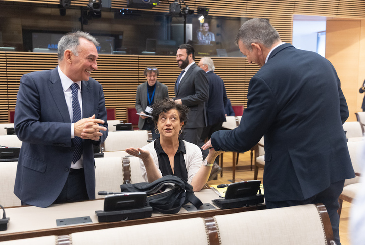 Representantes de Sumar, ERC y Junts conversan antes de iniciar la sesión de la Comisión de Justicia.