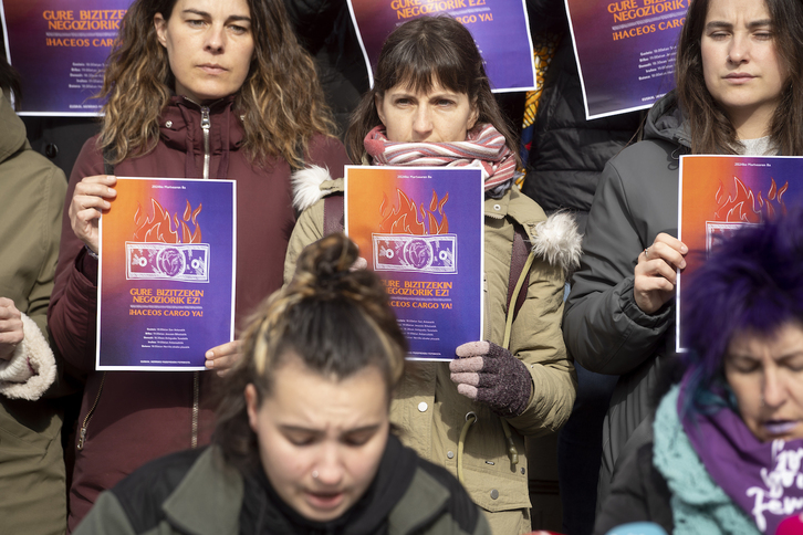 Euskal Herriko Mugimendu Feministako kideak, astelehen honetan Iruñean, Martxoaren 8ko mobilizazioak aurkezten.