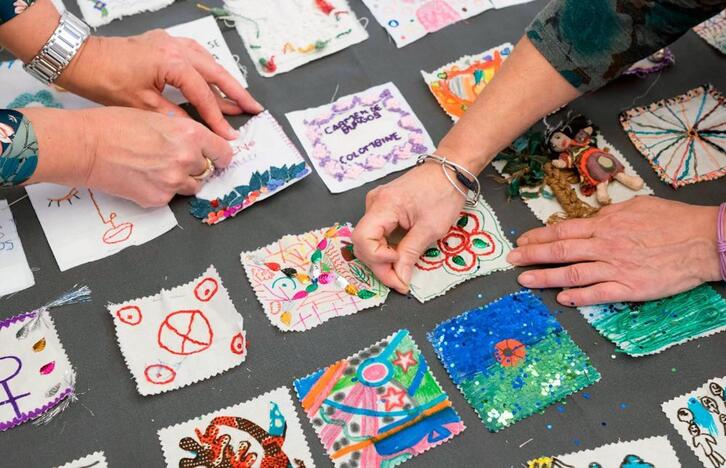 Irudian, erakusketak biltzen dituen piezak sortzen.