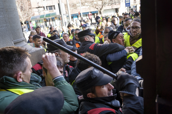 Momento en que un grupo de agricultores intenta entrar en el Parlamento y la Policía lo impide.