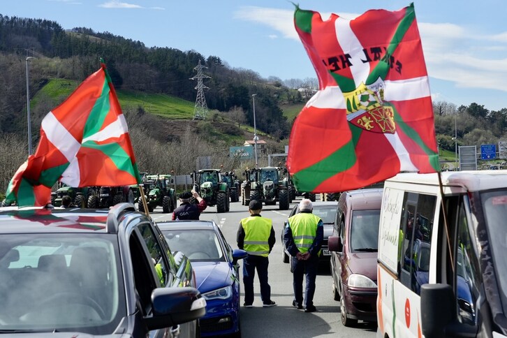 Los tractores han tomado el paso de Biriatu.