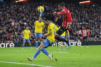Berenguer pugna por la pelota en el duelo de la primera vuelta en San Mamés.