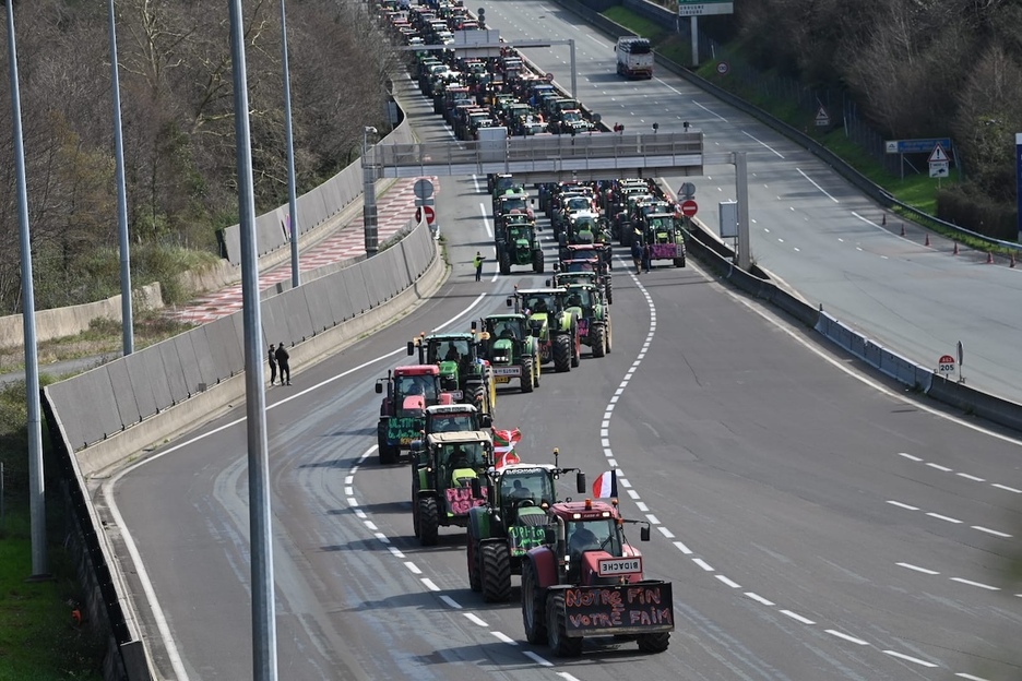 Partis de Briscous, les manifestants ont défilé sur l'A 63 jusqu'à Biriatou.