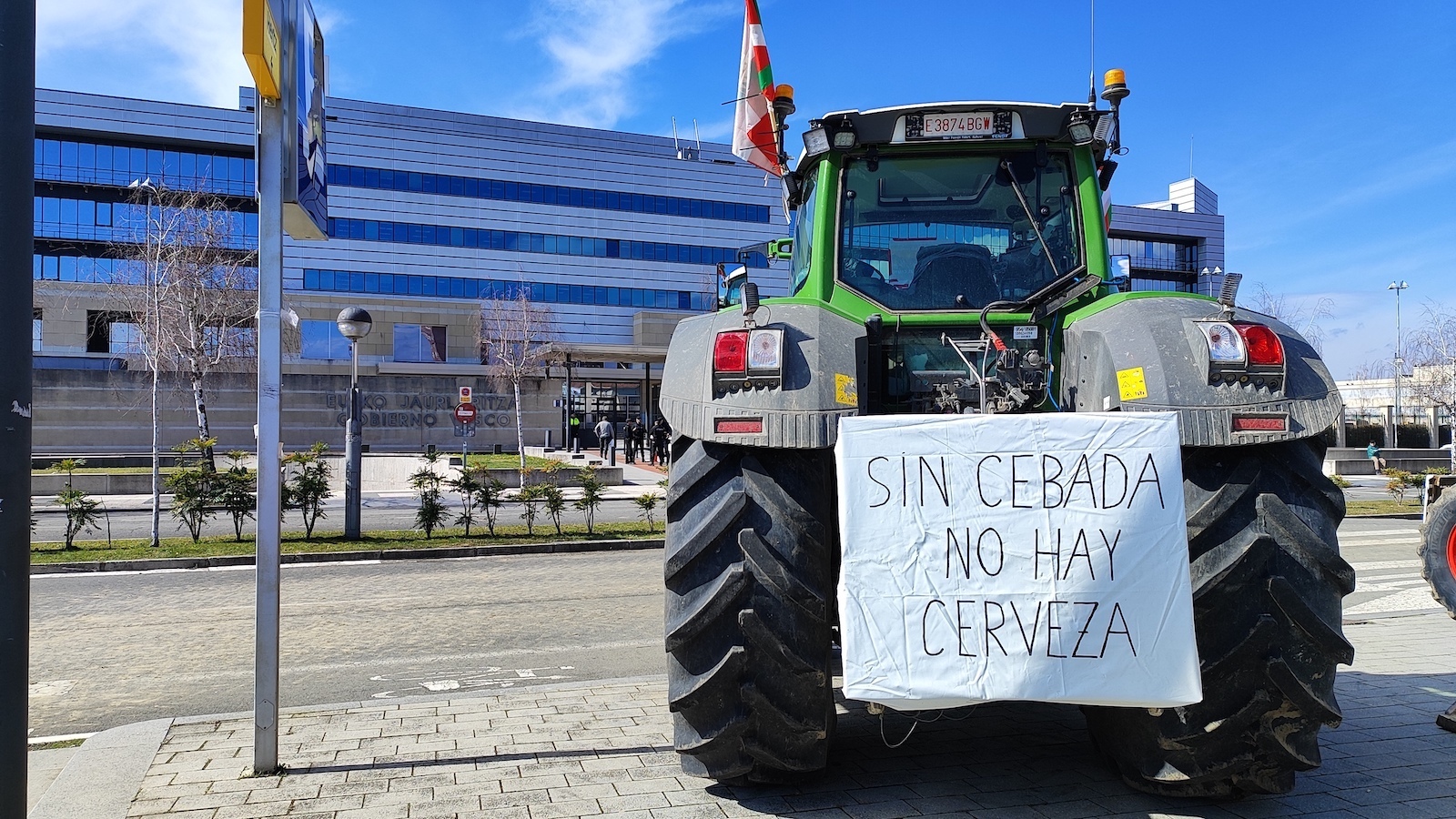 Un tractor frente a la sede de Lakua. (NAIZ) Un tractor frente a la sede de Lakua. (NAIZ)