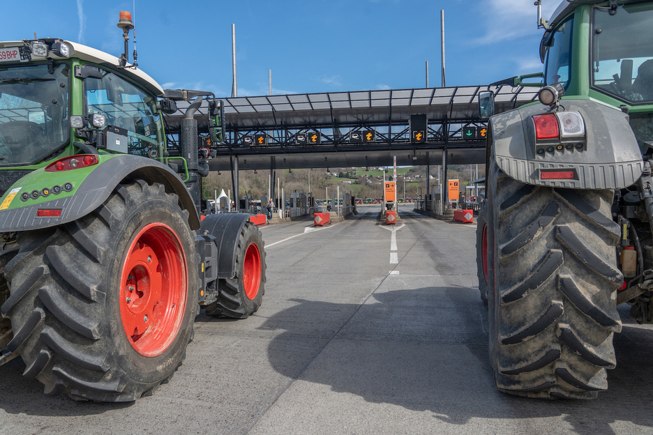 Traktoreak, ordainlekuaren aurrean. Traktoreak, ordainlekuaren aurrean.