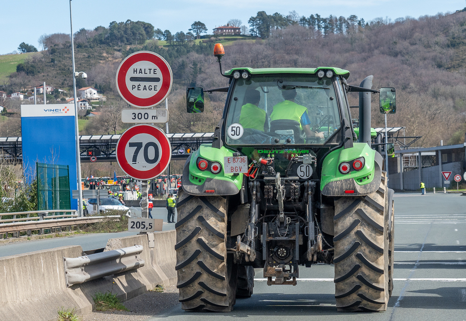 Lakuako Exekutiboak eta Irungo Udalak dispositibo berezia martxan jarri dute auto-ilarak direla eta Lakuako Exekutiboak eta Irungo Udalak dispositibo berezia martxan jarri dute auto-ilarak direla eta
