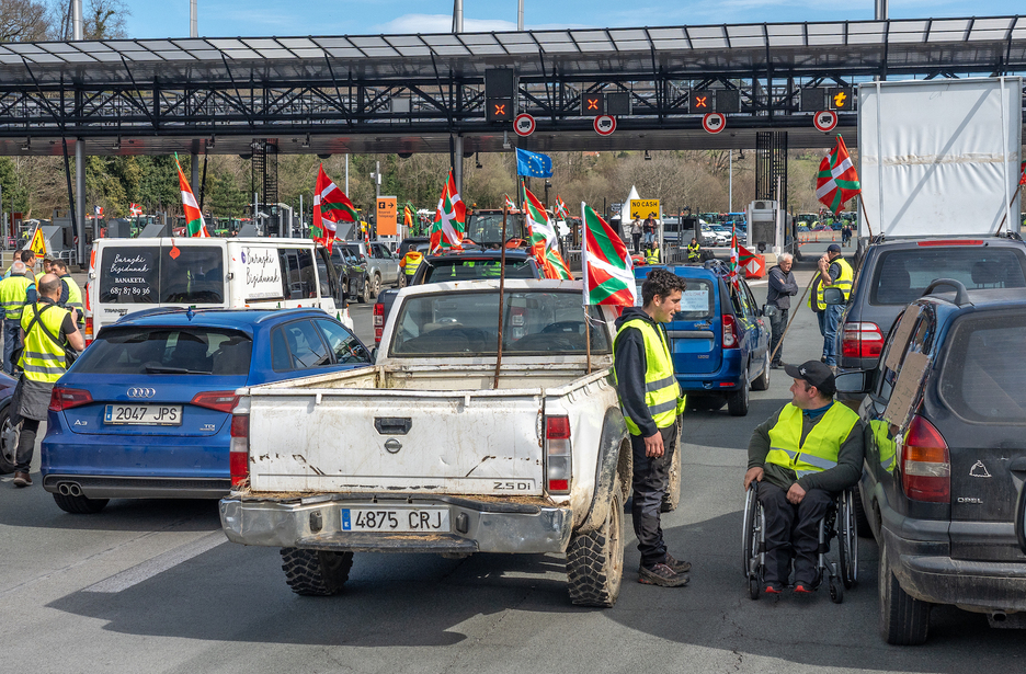 Lehen traktoreak A64 eta A63 errepideetara iritsi direnean, 15 kilometroko auto-ilarak sortu dira. Lehen traktoreak A64 eta A63 errepideetara iritsi direnean, 15 kilometroko auto-ilarak sortu dira.