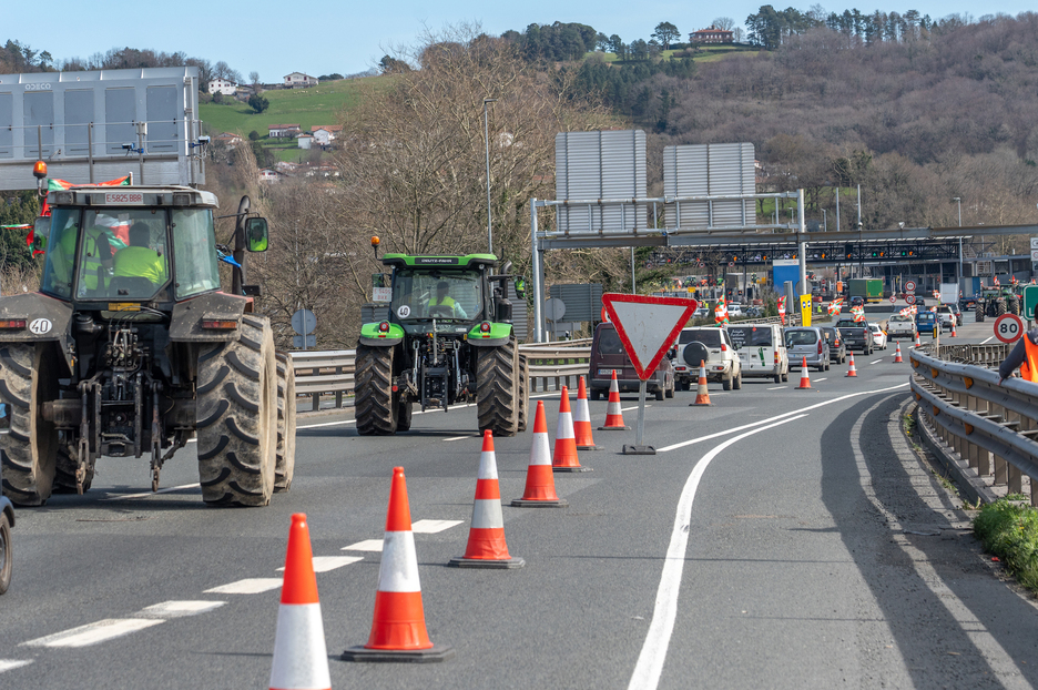 Traktore elkarretaratzea Biriatuko mugan, ‘Lehen sektorea bizirik’ lelopean. Traktore elkarretaratzea Biriatuko mugan, ‘Lehen sektorea bizirik’ lelopean.