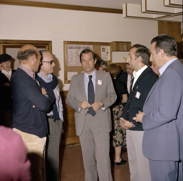 Carlos Garaikoetxea y Xabier Arzalluz, en la inauguración del batzoki de Oñati en mayo de 1979. Un año después sería lehendakari.