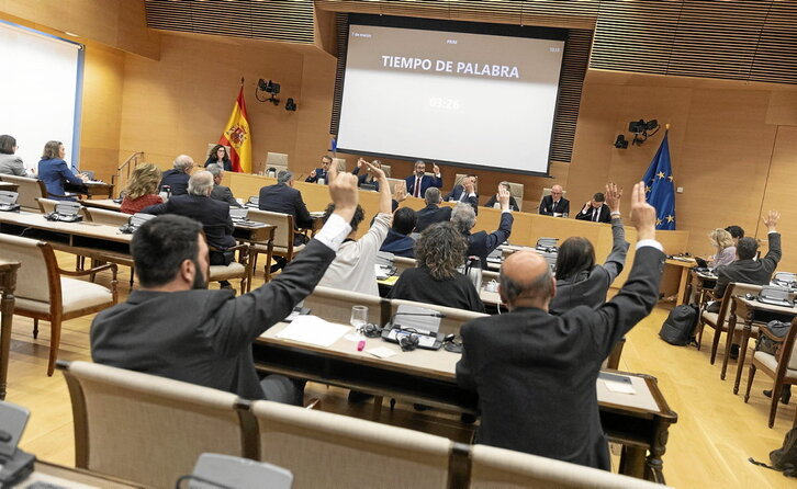 El dictamen de la Comisión de Justicia fue aprobado por veinte votos a favor (en la imagen) y diecisiete en contra.