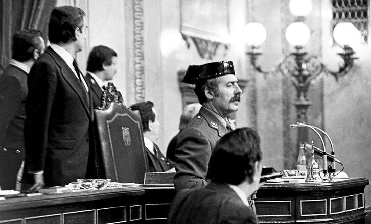 Junto a estas líneas, Bobby Sands. Abajo, de izquierda a derecha, Tejero durante el intento de golpe de Estado del 23; velatorio de Joxe Arregi en Zizurkil; y la protesta abertzale ante el rey español en la Casa de Juntas de Gernika.