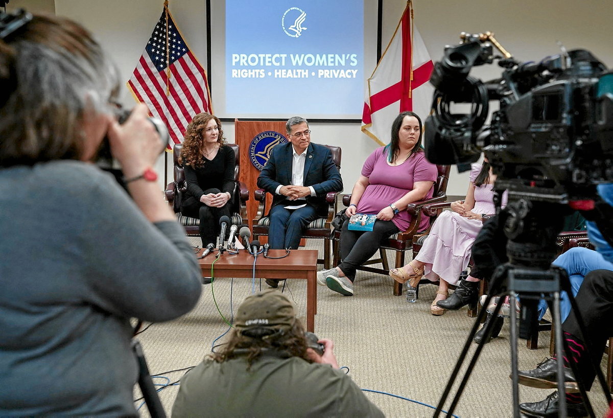 Xavier Becerra AEBetako Osasun eta Giza Zerbitzuetako idazkariak otsailaren 27an Birminghamen egindako mahai inguru batean parte hartu zuen «in vitro» ernalkuntzako paziente eta osasun arloko profesionalekin (Elijah NOUVELAGE / GETTY IMAGES - AFP)