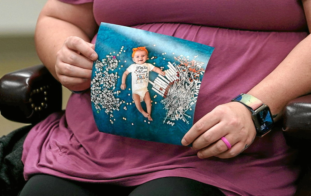 Elizabeth Goldman bere alabaren argazki batekin, Birminghamen egindako mahai inguruan. (Elijah NOUVELAGE | GETTY IMAGES - AFP)